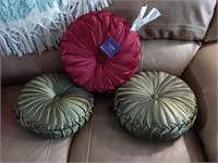 3 round decorater pillows