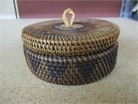 Vintage woven Round Tinket-Sewing basket w/ Lid