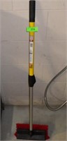 MR. LONGARM BRUSH W/ TELESCOPING POLE