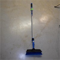 UNGER BRUSH W/ TELESCOPING POLE