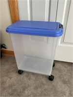 Rolling pet food container