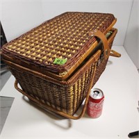 Vintage Wicker picnic basket (19"Lx12.5"Wx11"H)
