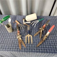 H3 8pc Gardening Tools: Snips, Hose Sprayer, Bulb