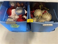 2 PLASTIC LIDDED TOTES FULL OF CHRISTMAS DÉCOR