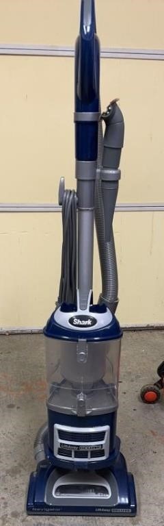 Shark navigator deluxe vacuum cleaner