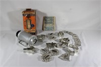 Vtg Cookie Press in original box & cookie cutters