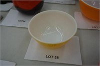 Pyrex yellow bowl 402, 1.5 qt.