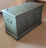 Green lift top blanket chest Aprx 37x27x22tall