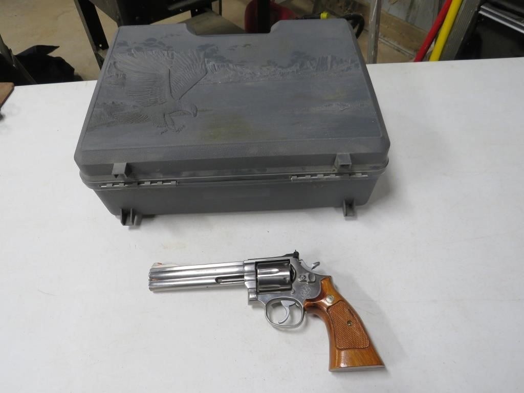 Smith & Wesson 357 Magnum Handgun w/Case