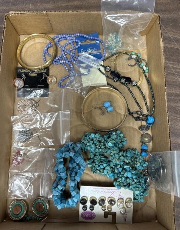 Box lot of jewlery / SHIPS