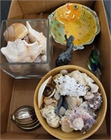 TRAY OF SHELL DÉCOR, MISC BOWLS