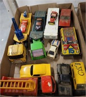 TRAY OF VINTAGE TOYS, DIE CAST