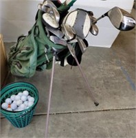 GROUP: GOLF CLUBS IN BAG, BASKET W/ GOLF BALLS