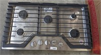 WHIRLPOOL 36 IN GAS COOKTOP W/ GRILL, NEW