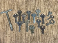 Lot of 16 Vintage Keys