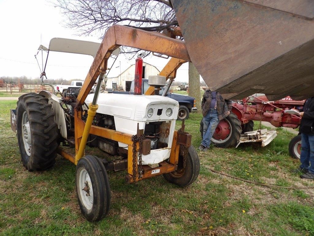 David Brown 880 tractor w/ loader, bucket, spear