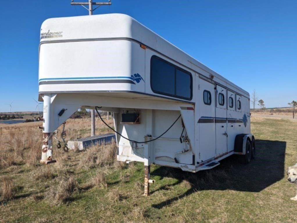 Sundowner Horizon II 3 horse trailer