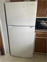 Frigidaire refrigerator (New only 8 months old)