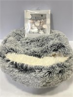 Small dog and cat bed with 3 pack of blankets