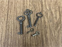 Lot of 5 Small Antique Keys