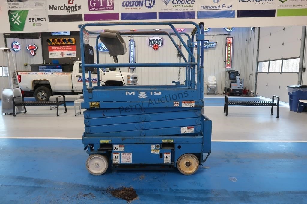 USED UpRight blue MX19 Scissor lift