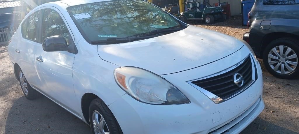 2013 Nissan Versa 1.6 S runs/moves