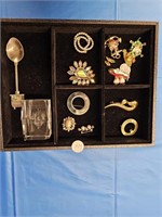 LOT OF BROACHES, PAPER WEIGHT, COLLECTOR SPOON