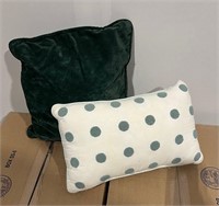 LOT OF DECORATIVE PILLOWS (POLKA DOT)