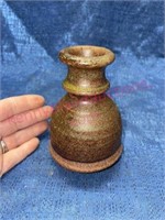 Vtg 1972 pottery vase - 5in tall