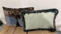 LOT OF DECORATIVE PILLOWS (BLUE/BROWN)