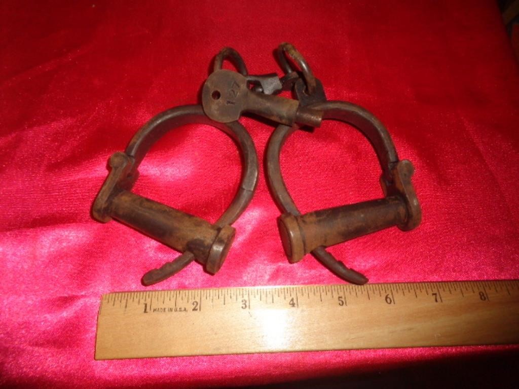 CAST IRON HANDCUFFS W KEY / REPRO