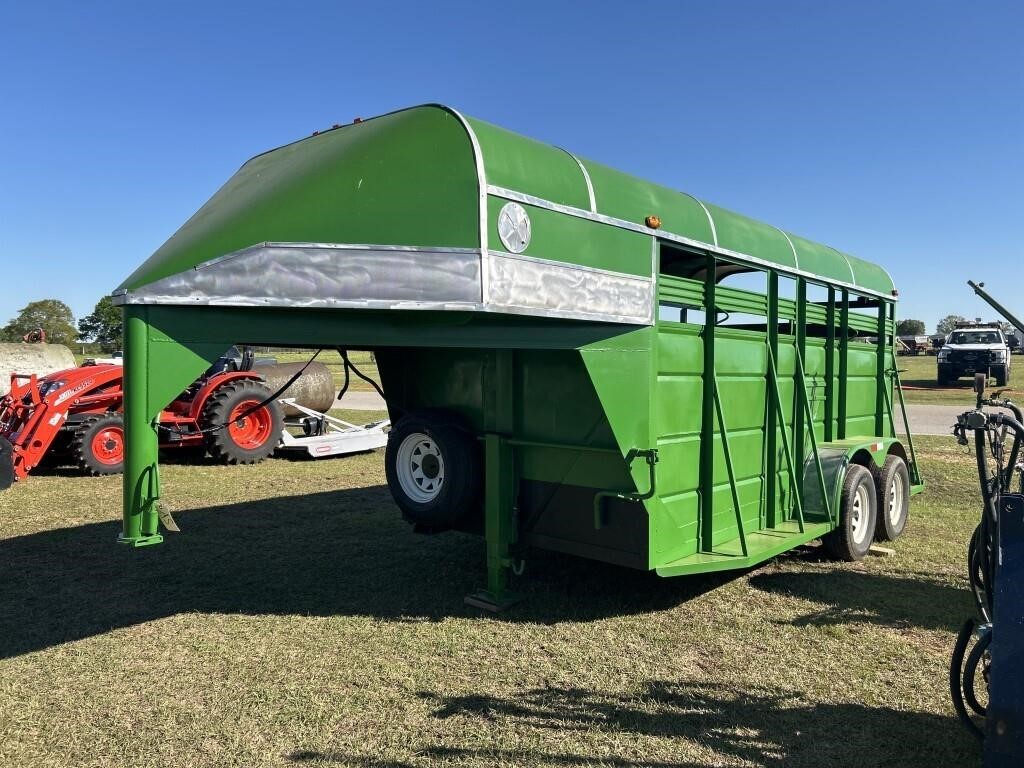 Gooseneck cattle trailer