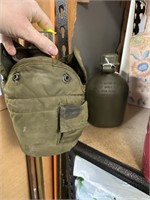 2PC VTG MILITARY CANTEENS