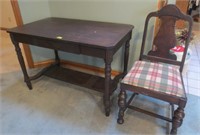 One drawer table & chair