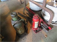 2 Hydraulic jacks, working