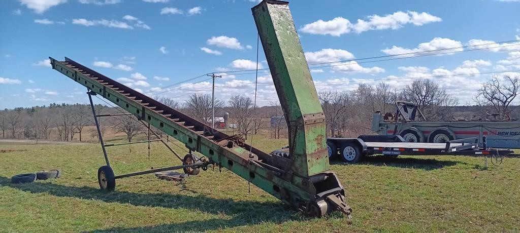 John Deere Hay/Grain Elevator with Drag chute