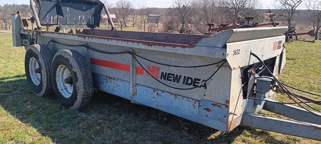 New Idea Manure Spreader 3632