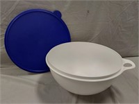 Tupperware Bowl w/ lid (32 cups/7.8L)
