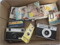 2 Vintage cameras, flash bulbs