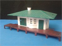 PLASTICVILLE O/S Scale Surburban Station NO BOX