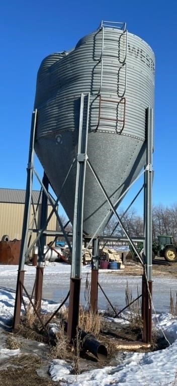 Westeel-Rosco Hopper Bin, Approx. 900 bushels.