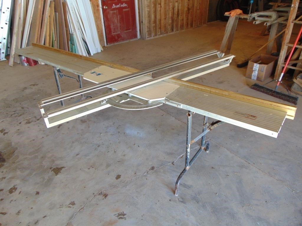 Cutting table for siding