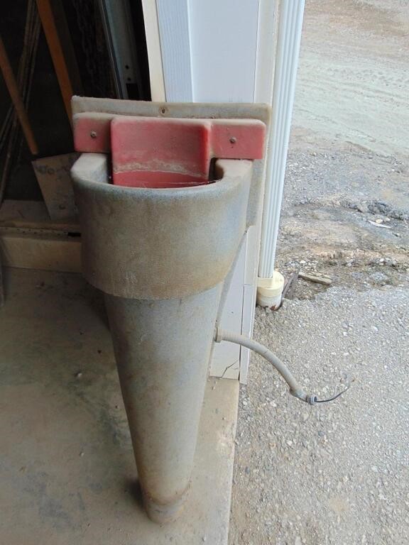 heated livestock waterer for mounting in stall