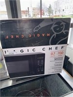 Magic Chef microwave (powers on)