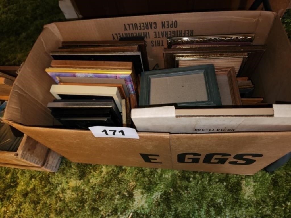 LOT VARIOUS SIZE PICTURE FRAMES