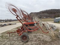 Gehl 418 hay rake; works per seller; has newer bac