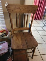 WOODEN CHAIR *HAS CRACKED SEAT LR