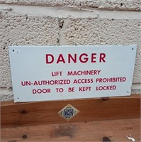 Enamel Safety Sign "Lift Machinery" (37cm x