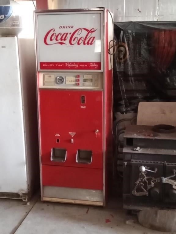 1960's Cavalier Coke bottle machine - model