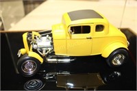Die Cast Roadster in Display Case 8L
